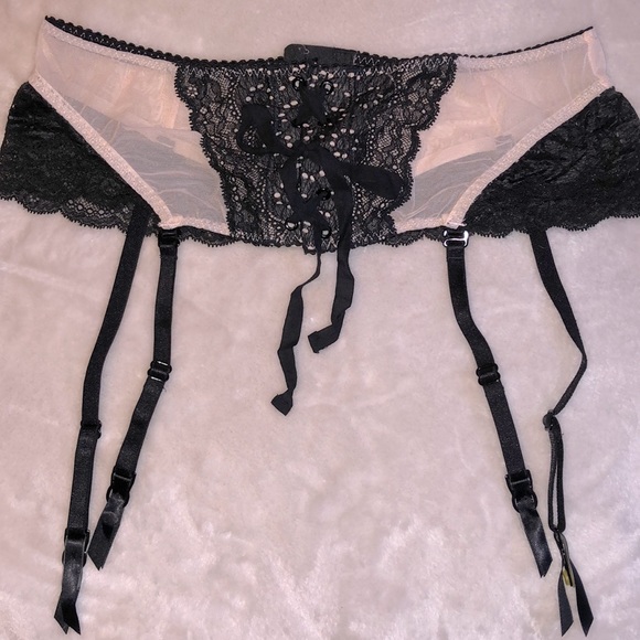 NWT Victoria’s Secret Light Pink & Black Lace Mesh Garter Belt/Skirt - Size M/L - Picture 1 of 8